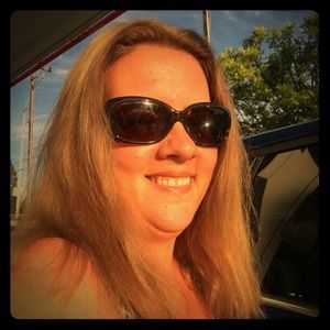 Meet your Posher, Debbie am on a break BRB 11/5